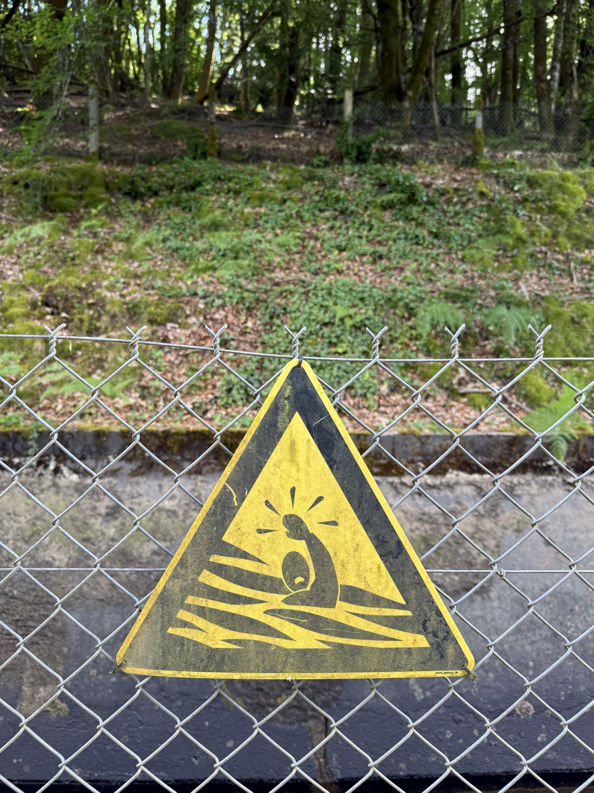 Le long du canal de la centrale de Bar