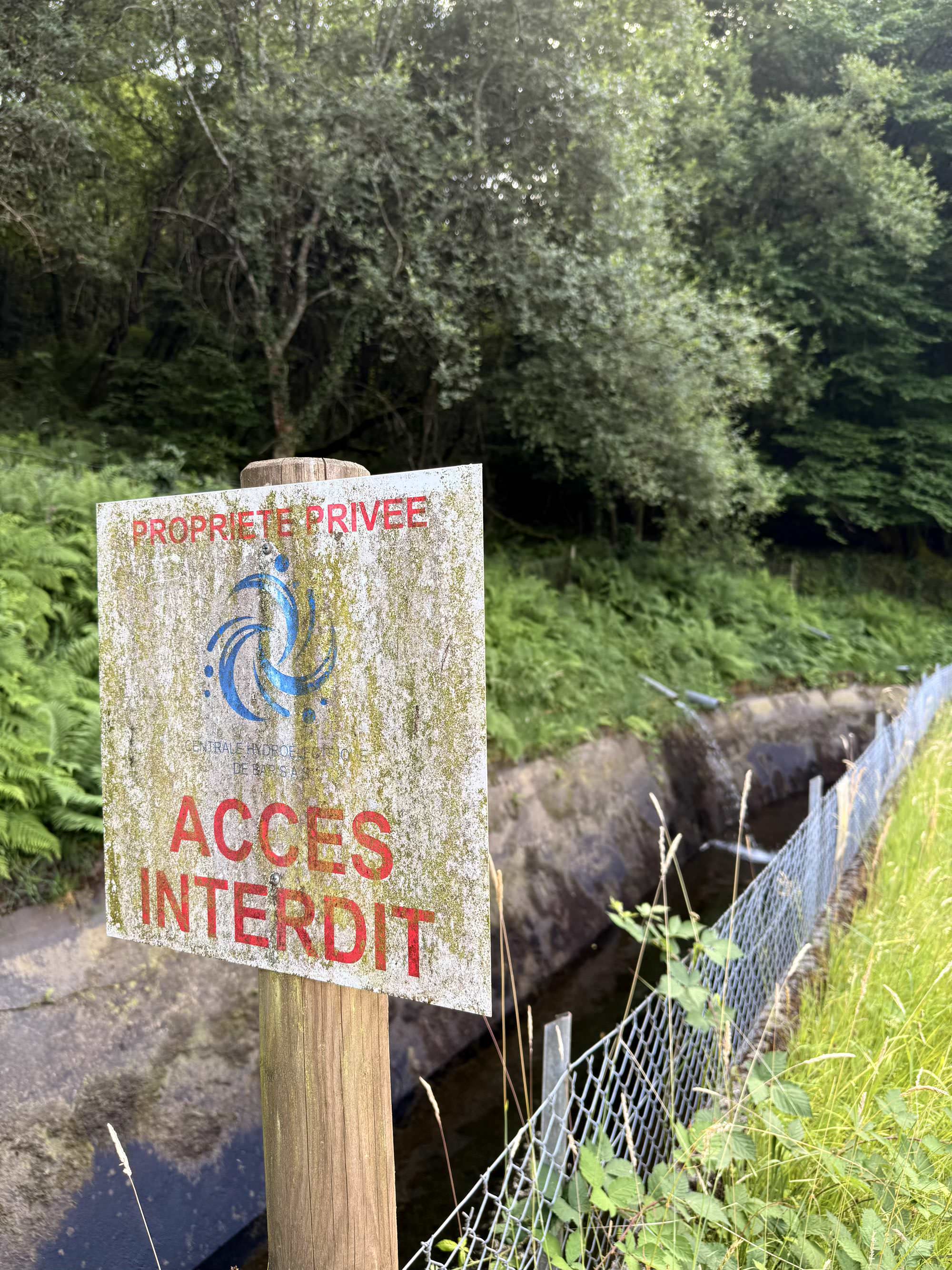 Le long du canal de la centrale de Bar