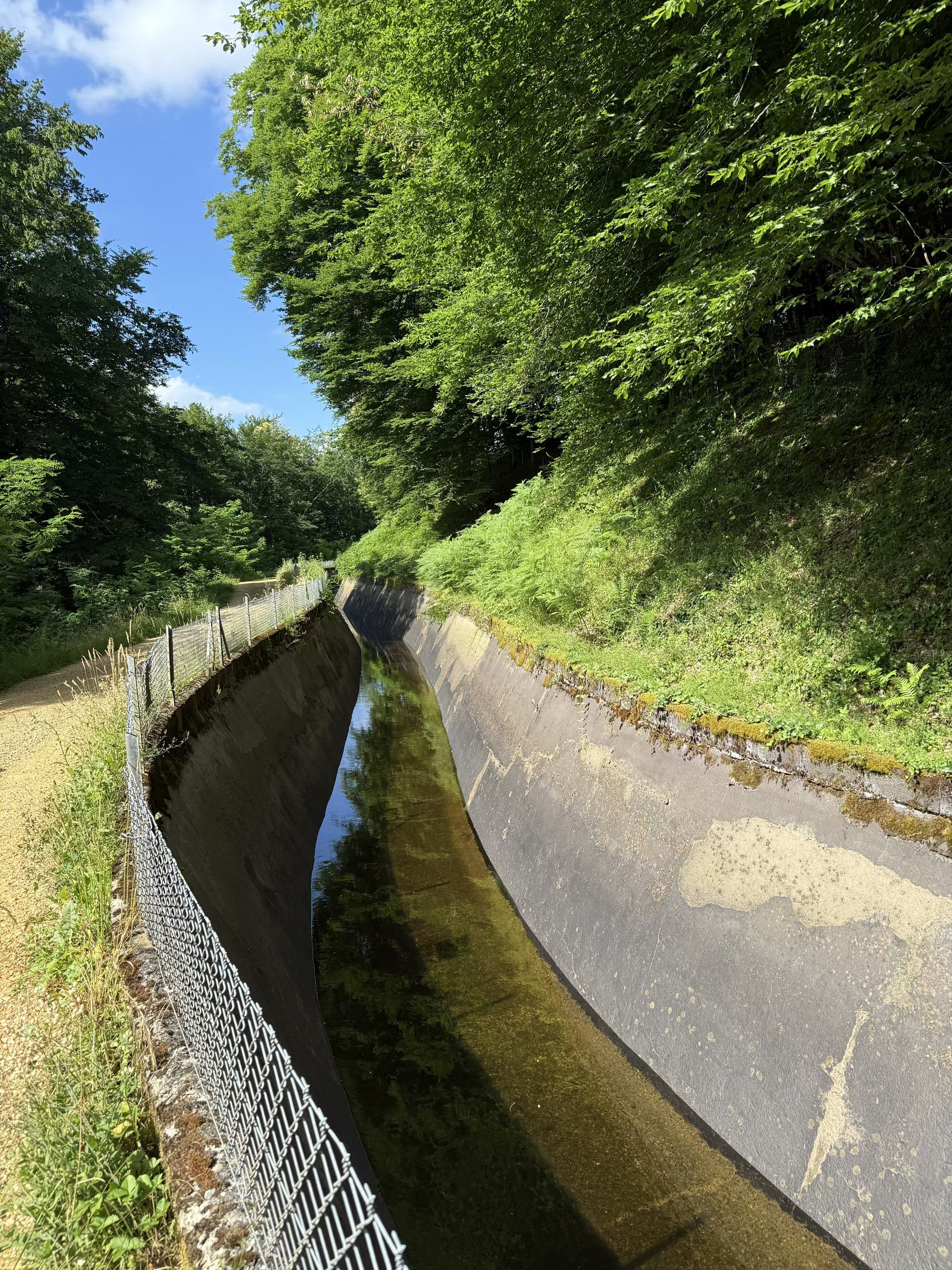 Le long du canal de la centrale de Bar